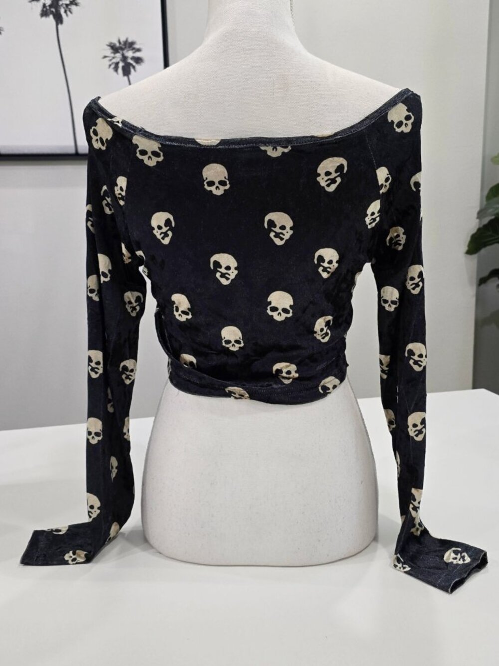 SHEIN ✦ Skull Print Off‑Shoulder Crop Top ✦ Black Velvet Ruched Front Sz M NWT - Picture 4 of 8